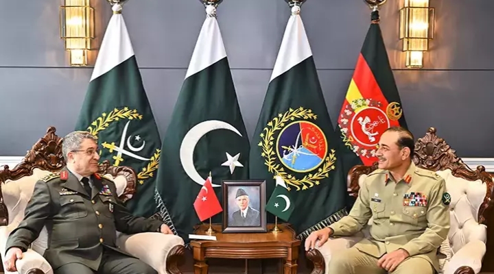 Genelkurmay Başkanı Orgeneral Bayraktaroğlu, Pakistan Savunma Bakanı Asif ile bir araya geldi