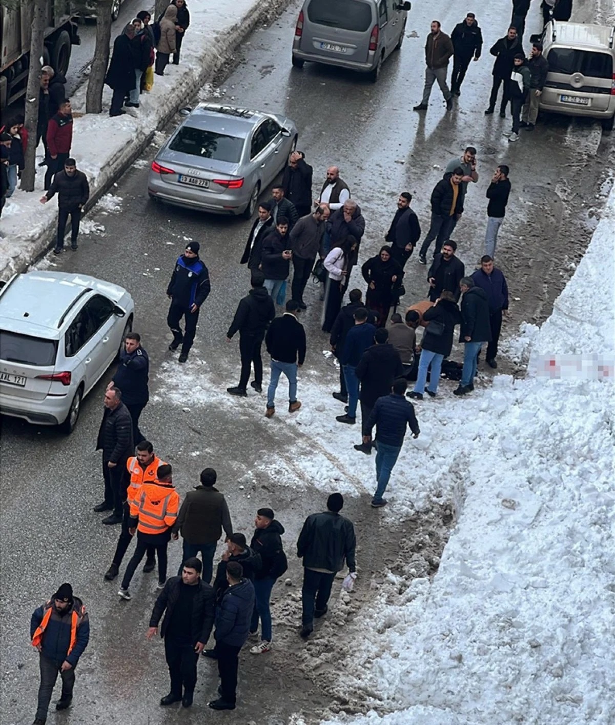 Bitlis'te çatıdan düşen kar kütlesi genç kızın hayatına mal oldu