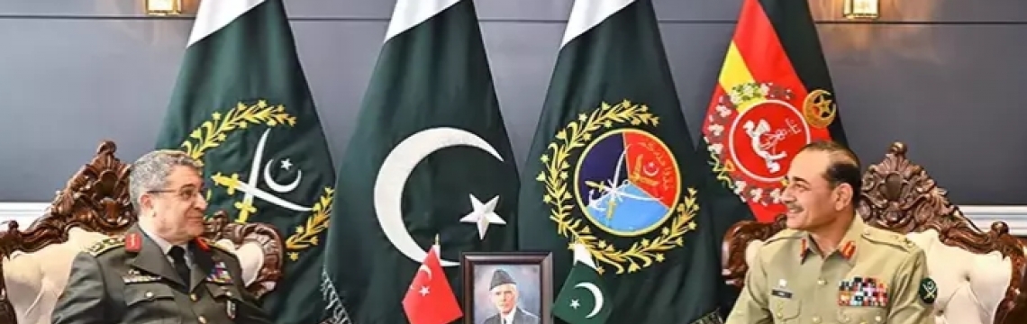 Genelkurmay Başkanı Orgeneral Bayraktaroğlu, Pakistan Savunma Bakanı Asif ile bir araya geldi