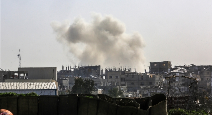 İsrail, son esirinin naaşını ararken Gazze Şeridi'ne saldırılarını da sürdürüyor