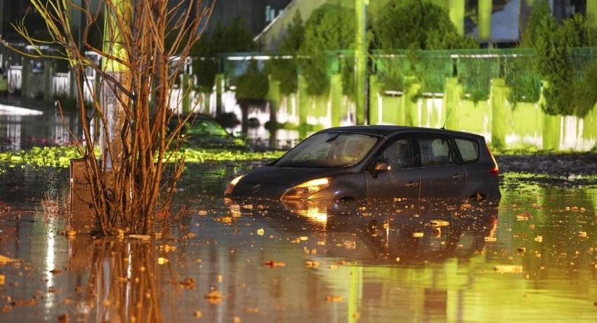 İzmir'de yollar göle döndü