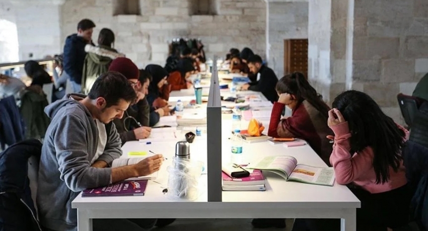 Öğrencilere af yolda