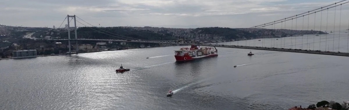 Türkiye'nin 6'ncı sondaj gemisi 'Yıldırım' İstanbul Boğazı'ndan geçti