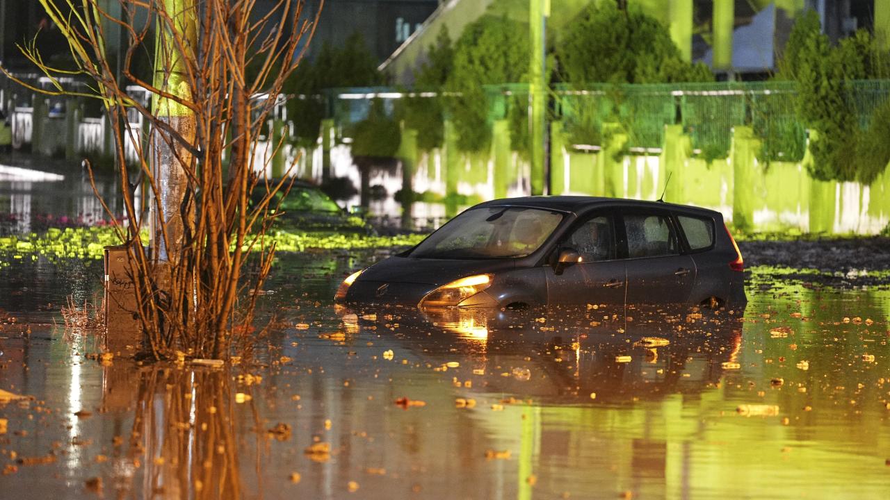 İzmir'de yollar göle döndü
