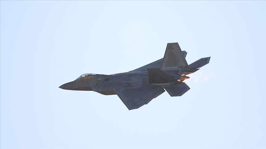 ABD'ye ait 12 adet F-22 tipi savaş uçağının, İsrail'de bir askeri üsse iniş yaptığı bildirildi