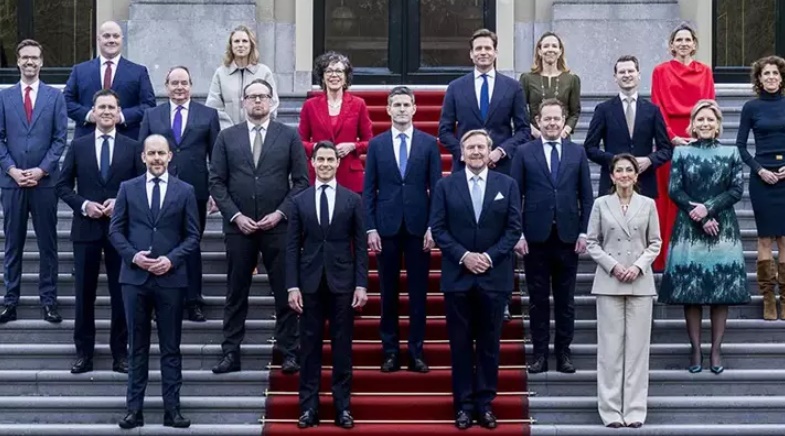 Hollanda'da yeni azınlık hükümeti yemin etti