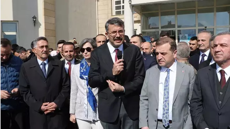 Bakan Yardımcılığına atanan Vali Çelik, Hakkari'ye veda etti