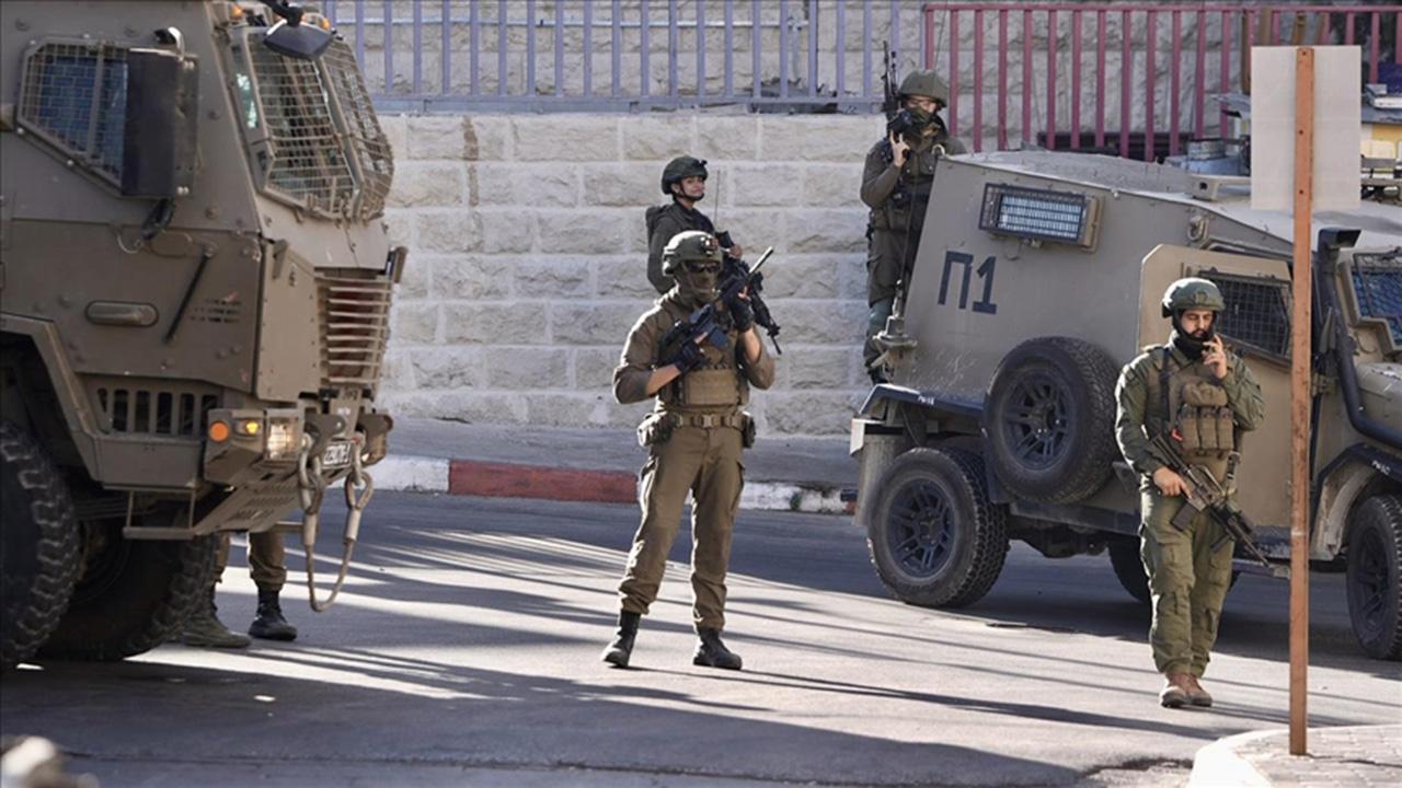 İşgalci İsrail askerleri Batı Şeria'daki baskınlarda 5 Filistinliyi gözaltına aldı