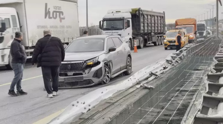 Büyükçekmece TEM Otoyolu'nda hafriyat kamyonu devrildi