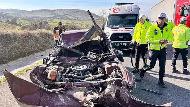 TIR'a arkadan çarpan otomobil 150 metre sürüklendi