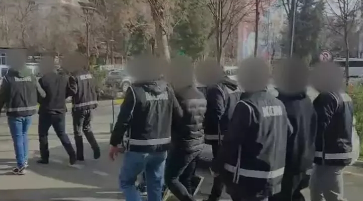 Yapay zeka kullanıp kendilerini MİT personeli olarak tanıtarak dolandıran 2 şüpheli tutuklandı