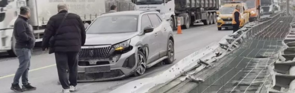 Büyükçekmece TEM Otoyolu'nda hafriyat kamyonu devrildi