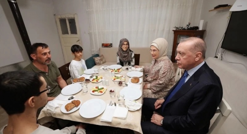 Cumhurbaşkanı Erdoğan, İstanbul'da bir ailenin iftar masasına konuk oldu