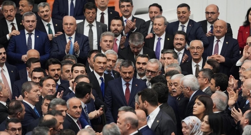 Milletvekilleri etten duvar ördü: Akın Gürlek ve Mustafa Çiftçi yemin etti