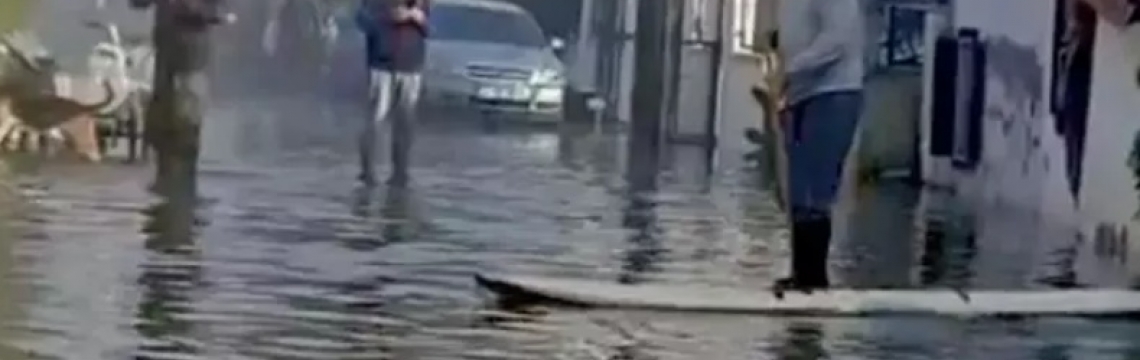 Muğla'da göle dönen yolda kano ile ilerledi