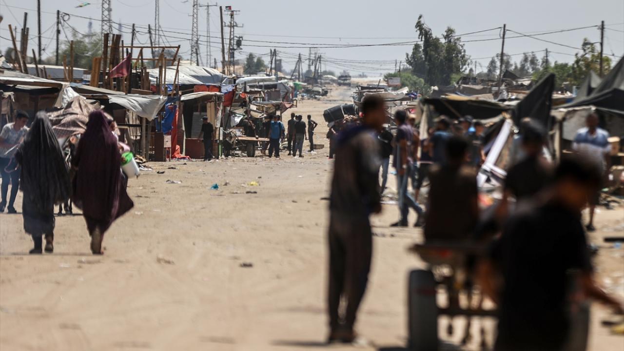 Soykırımcı İsrail, Refah Sınır Kapısı'ndan Gazze'ye girişlerde Filistinlilere ağır şartlar getirdi