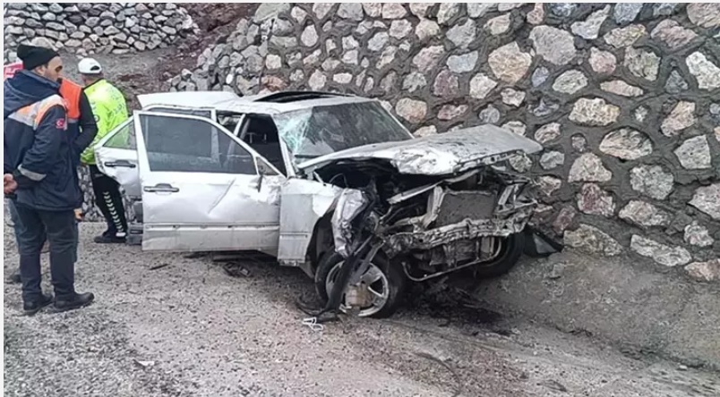 Elazığ’da bariyer ve istinat duvarına çarpan otomobilin sürücüsü öldü