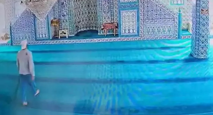 Cezaevinden izinli çıktı, girdiği 3 camideki ses sistemlerini sopayla kırıp söktü