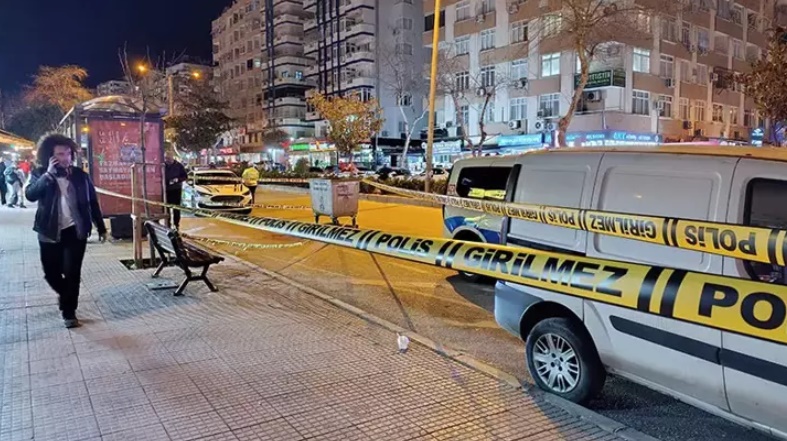 Otobüs beklerken husumetlisinin silahlı saldırısında ağır yaralandı