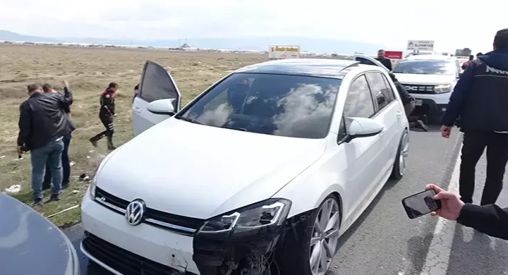 Kaçarken otomobiliyle 2 araca çarpan sürücü, 30 kilometrelik takiple yakalandı