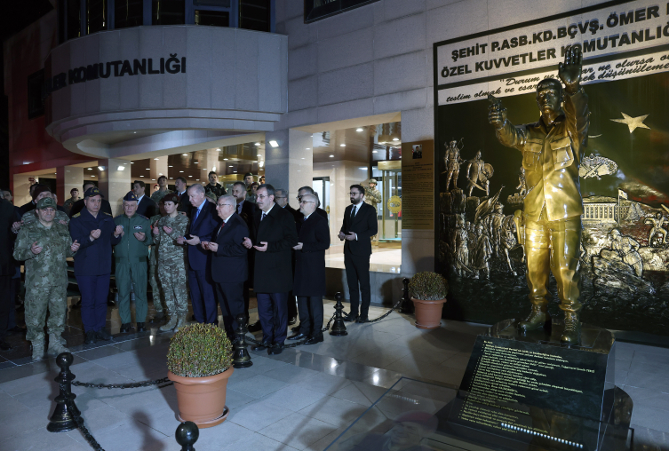 Cumhurbaşkanı Erdoğan, Ömer Halisdemir Anıtı'nın önünde dua etti