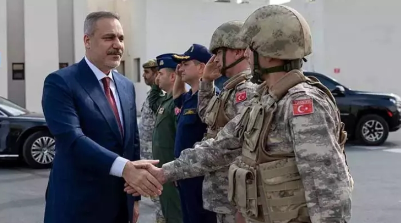 Bakan Fidan, Katar-Türk Birleşik Müşterek Kuvvet Komutanlığı Karargahı’nı ziyaret etti