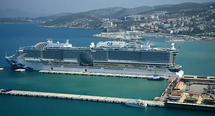 Kuşadası'na kruvaziyerle 4 bin 12 turist geldi