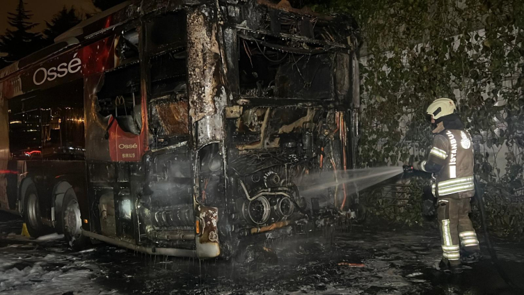 İstanbul'da seyir halindeki metrobüste çıkan yangın söndürüldü
