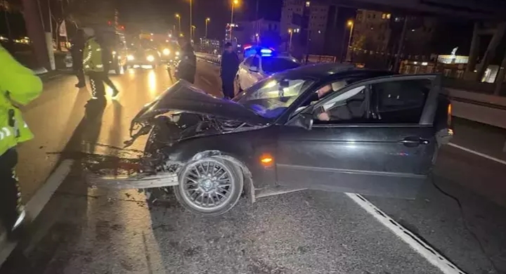 Avcılar D-100’de bariyerlere çarpıp kaza yaptı