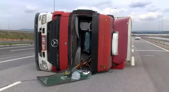 Tuzla’da virajı alamayan TIR devrildi