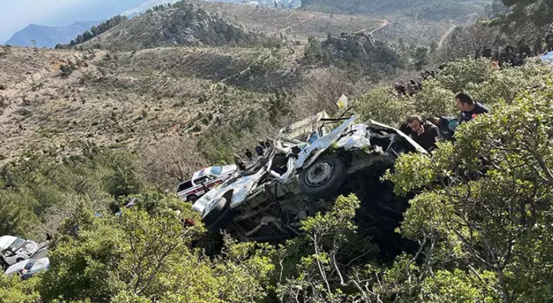 Mersin'de işçi servisi, uçurumdan yuvarlandı; 3 ölü, 11 yaralı
