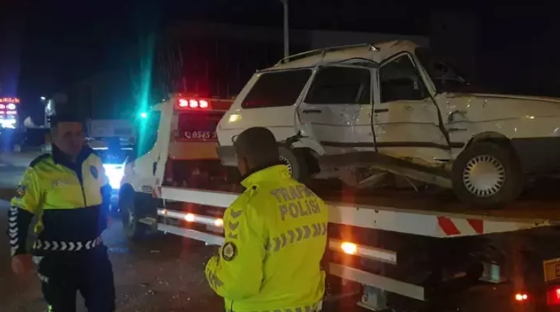 Kavşakta otomobil ile minibüs çarpıştı