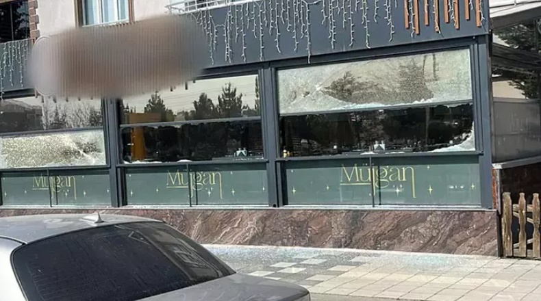 Motosikletli saldırganlar kapalı restoranı kurşunladı