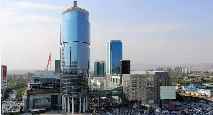 Ankara'da bir AVM, hafta sonu 18 yaş altındakilerin velisi olmadan girişlerini yasakladı