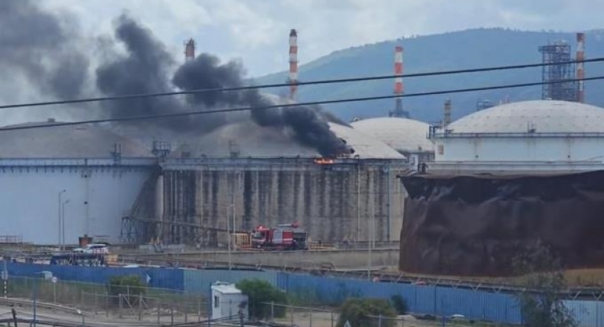İran ve Hizbullah'ın eş zamanlı misillemesi sonrası Hayfa'daki petrol rafinerisinden dumanlar yükseliyor