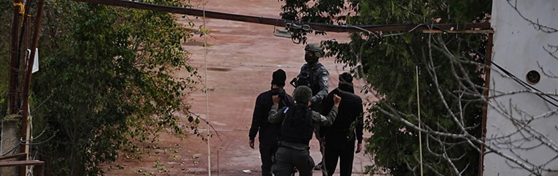 İsrail ordusu, Batı Şeria'da düzenlediği baskınlarda biri kadın 24 Filistinliyi gözaltına aldı