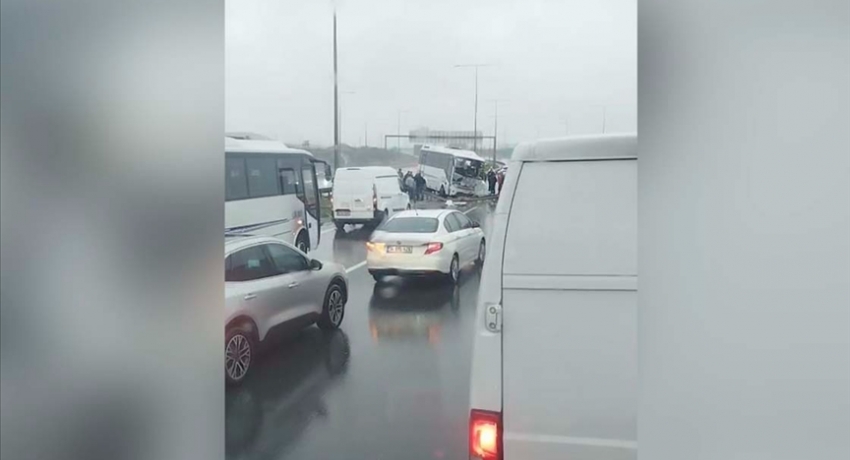 İstanbul'da polis servis aracının karıştığı kazada 4'ü ağır 30 kişi yaralandı