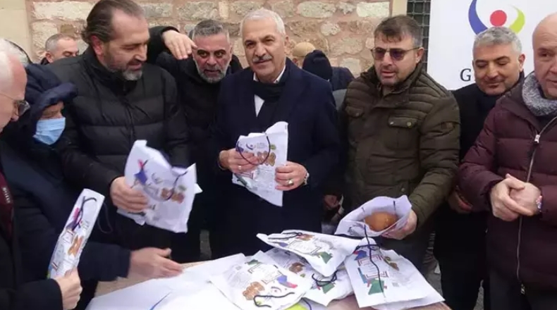 Kocaeli'de, arife gününe özel pişirilen bayram çöreği ikram edildi