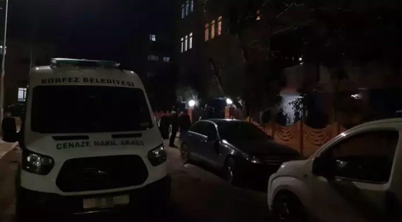 Annesiyle yaşadığı evde boğazından bıçaklanmış halde bulunan kadın öldü