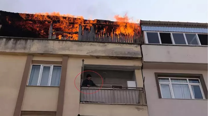 Teras katta yangın çıktı; bitişik binadaki kadın, kova ile pencereye çıkıp yardım istedi