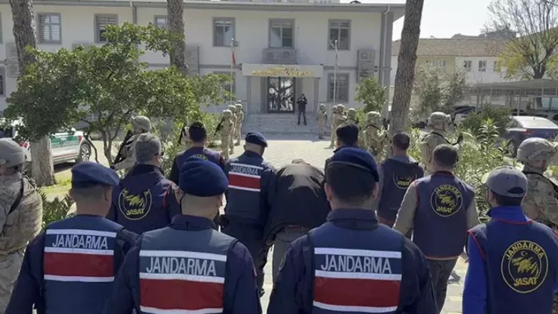 Annesini odunla başına vurup, öldürdü