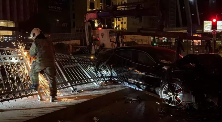 Şişli’de lüks otomobil demir korkuluklara çarptı
