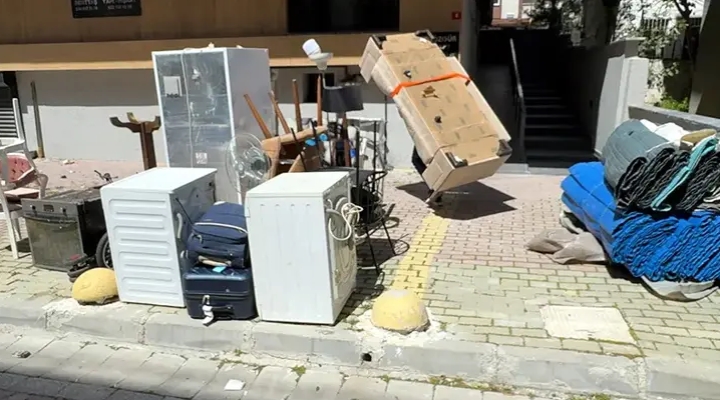 Kiracı olduğu ev icradan satıldı; yurt dışından döndüğünde eşyalarıyla sokakta kaldı