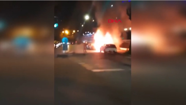 Beşiktaş'ta park halindeki elektrikli otomobilde çıkan yangın yandaki araca sıçradı