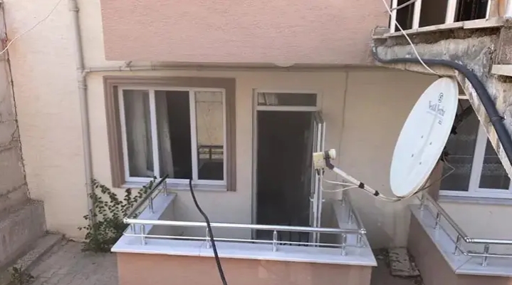 Evlerinde çıkan yangında mahsur kalan anne ile otizmli kızını komşuları kurtardı
