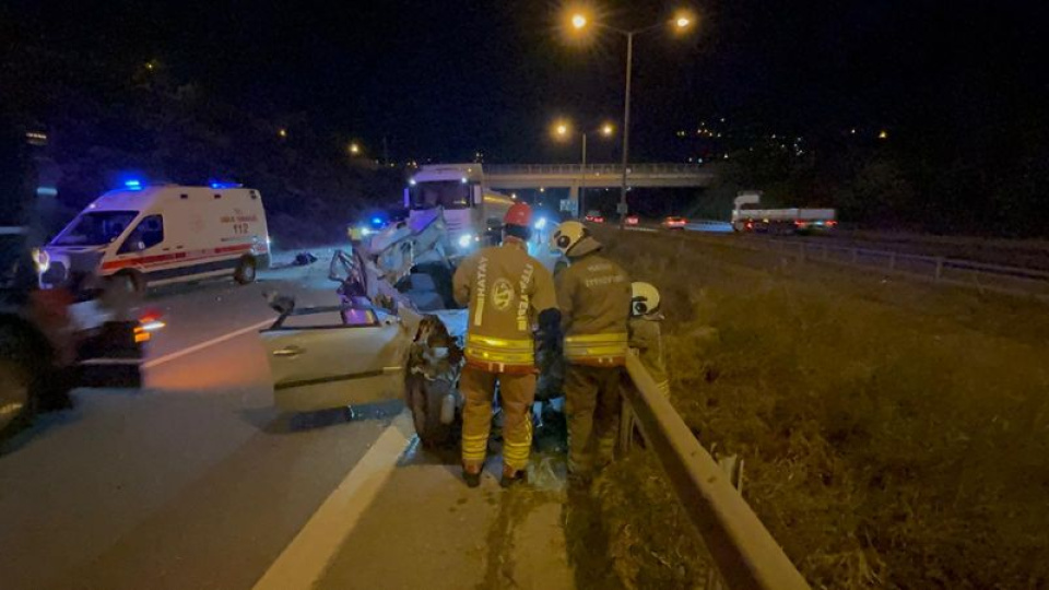İskenderun'da TIR'a çarpan otomobildeki genç kız öldü