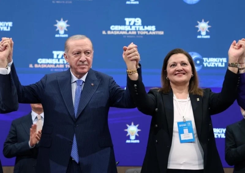 Burcu Köksal'ın ilk sözleri: Ailenin kutsallığına inananlarla yol yürüyeceğim