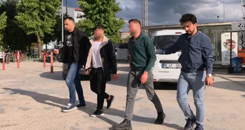 Halı sahada ‘faul’ nedeniyle tartıştığı kişiyi 3 ay sonra bıçaklayan şüpheli ile ağabeyi yakalandı