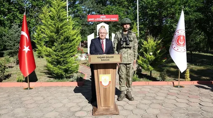 Bakan Güler, Yunanistan sınırında Mehmetçikle bayramlaştı