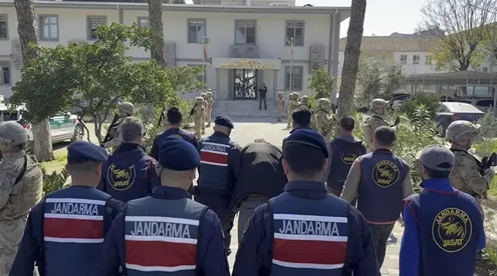 Annesini odunla başına vurup öldüren şüphelinin arkadaşı da tutuklandı